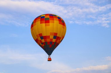 mavi gökyüzü karşı renkli sıcak hava balonu. sıcak hava balonu beyaz bulutlarda uçuyor. güzel sıcak hava balonu üzerinde uçan.