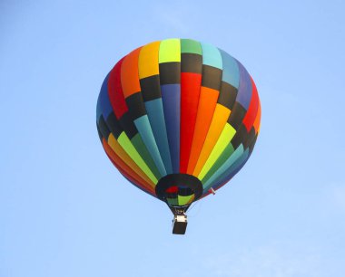 mavi gökyüzü karşı renkli sıcak hava balonu. sıcak hava balonu beyaz bulutlarda uçuyor. güzel sıcak hava balonu üzerinde uçan.