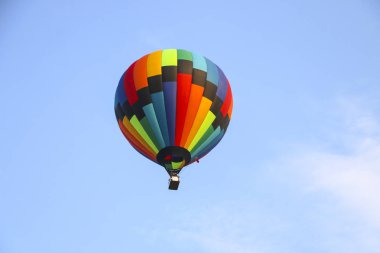 mavi gökyüzü karşı renkli sıcak hava balonu. sıcak hava balonu beyaz bulutlarda uçuyor. güzel sıcak hava balonu üzerinde uçan.
