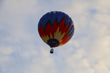 mavi gökyüzü karşı renkli sıcak hava balonu. sıcak hava balonu beyaz bulutlarda uçuyor. güzel sıcak hava balonu üzerinde uçan.