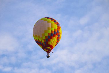 mavi gökyüzü karşı renkli sıcak hava balonu. sıcak hava balonu beyaz bulutlarda uçuyor. güzel sıcak hava balonu üzerinde uçan.