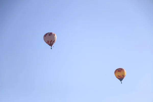 Sıcak Hava Balonu Parlak Güzel Renkli Balonlar Şehrin Üzerinde Uçmak — Stok fotoğraf