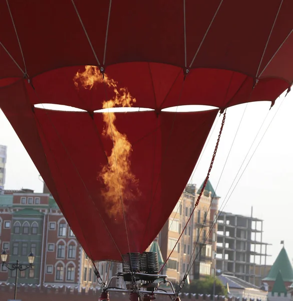 热气球在飞行中充气 燃气燃烧器充满了热气球的空气 抽水将热空气应用于防火气球 热气球燃烧器火加热空气 — 图库照片
