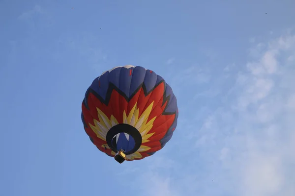 Montgolfière Colorée Contre Ciel Bleu Montgolfière Vole Dans Les Nuages — Photo