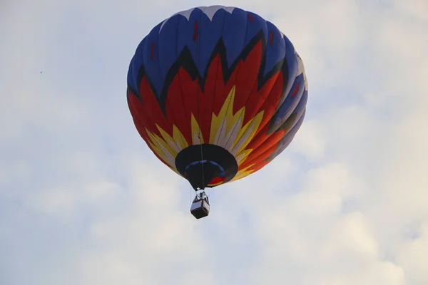 Kolorowy Balon Przeciw Błękitne Niebo Balon Ogrzane Powietrze Leci Białe — Zdjęcie stockowe