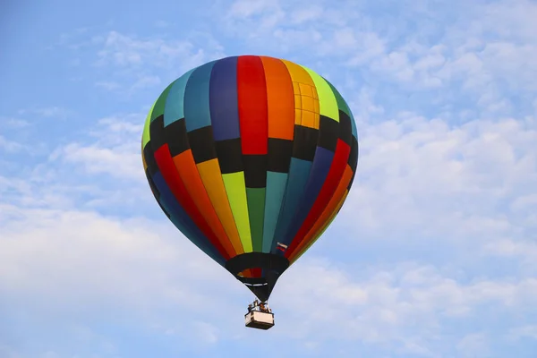 五颜六色的热气球对蓝天 热气球在白云中飞行 美丽的热气球上飞行 — 图库照片