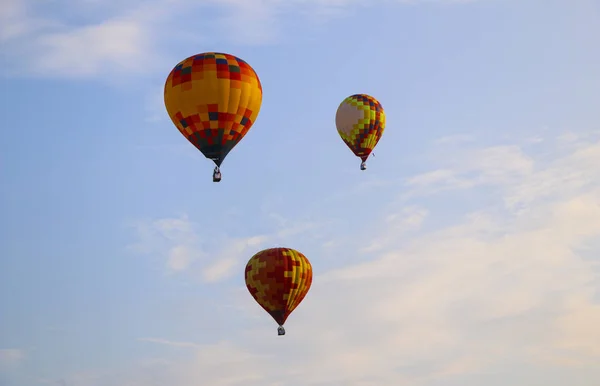 Kolorowy Balon Przeciw Błękitne Niebo Balon Ogrzane Powietrze Leci Białe — Zdjęcie stockowe