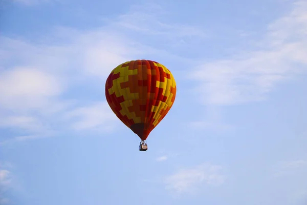 Kolorowy Balon Przeciw Błękitne Niebo Balon Ogrzane Powietrze Leci Białe — Zdjęcie stockowe