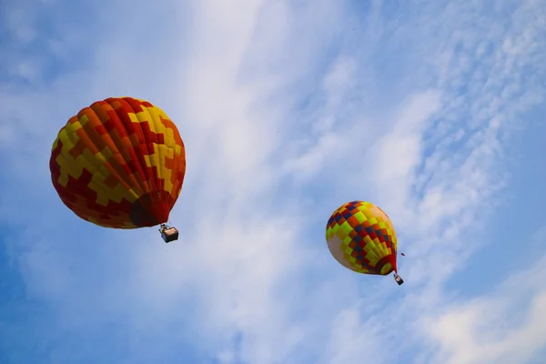 Kleurrijke Hete Luchtballon Tegen Blauwe Hemel Luchtballon Vliegt Witte Wolken — Stockfoto