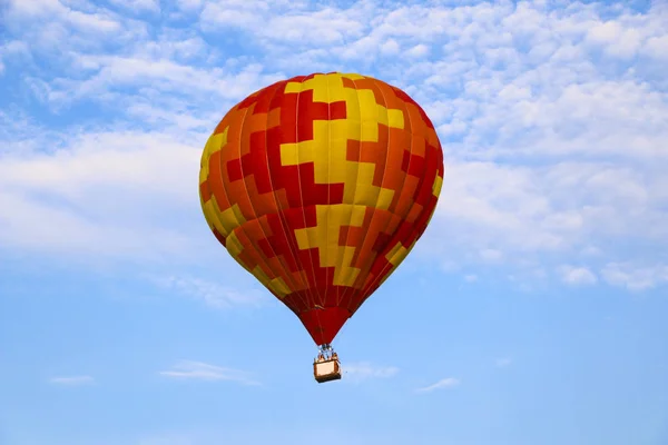 Kolorowy Balon Przeciw Błękitne Niebo Balon Ogrzane Powietrze Leci Białe — Zdjęcie stockowe