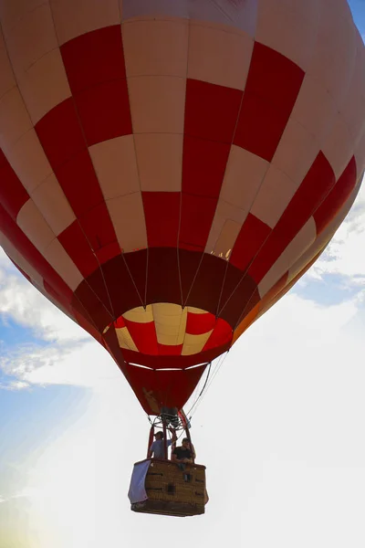 Bunte Heißluftballons Vor Blauem Himmel Heißluftballon Fliegt Weißen Wolken Schönes — Stockfoto