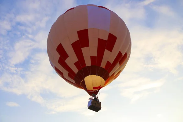 Färgglad Luftballong Mot Blå Himmel Luftballong Flyger Vita Moln Vackra — Stockfoto
