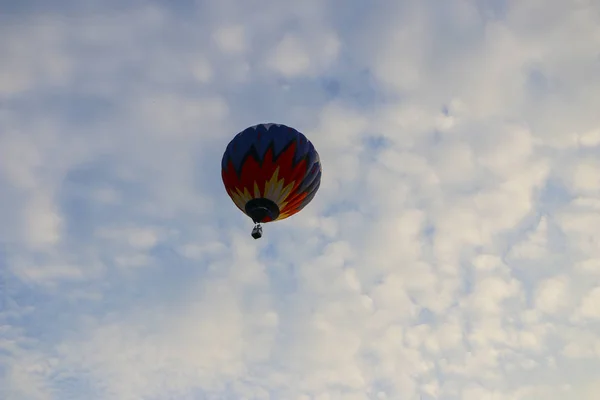 Kolorowy Balon Przeciw Błękitne Niebo Balon Ogrzane Powietrze Leci Białe — Zdjęcie stockowe