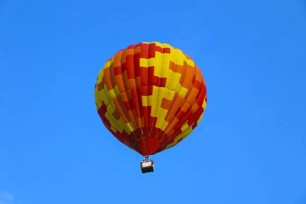 Kleurrijke Hete Luchtballon Tegen Blauwe Hemel Luchtballon Vliegt Witte Wolken — Stockfoto