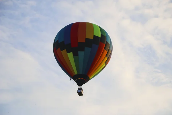 Kleurrijke Hete Luchtballon Tegen Blauwe Hemel Luchtballon Vliegt Witte Wolken — Stockfoto