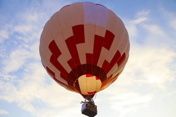 Balão Quente Colorido Contra Céu Azul Balão Quente Está Voando — Fotografia de Stock