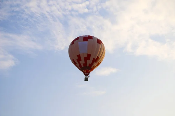 Kolorowy Balon Przeciw Błękitne Niebo Balon Ogrzane Powietrze Leci Białe — Zdjęcie stockowe