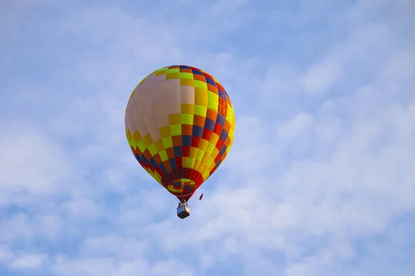 Színes Hőlégballon Ellen Blue Sky Forró Levegő Léggömb Repülés Fehér — Stock Fotó