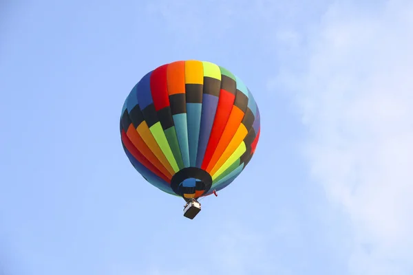 Bunte Heißluftballons Vor Blauem Himmel Heißluftballon Fliegt Weißen Wolken Schönes Stockbild