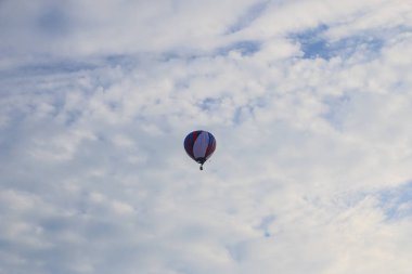 mavi gökyüzü karşı renkli sıcak hava balonu. sıcak hava balonu beyaz bulutlarda uçuyor. güzel sıcak hava balonu üzerinde uçan.