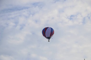 mavi gökyüzü karşı renkli sıcak hava balonu. sıcak hava balonu beyaz bulutlarda uçuyor. güzel sıcak hava balonu üzerinde uçan.