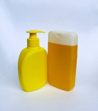 Kozmetik Cilt bakımı için zambak çiçekler ile beyaz bir arka plan üzerinde ayarlayın. kompozisyon Spa, banyo, sauna, duş için. duş sabunu ve duş jeli ile yumuşak cilt temizliği için sarı zambak