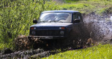 Obschyars, Rusya - 3 Haziran 2018: Jeep Sprint ve SUV'lar sergi ve modifiye araçlar, çocuk günü için özel
