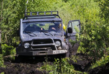Obschyars, Rusya - 3 Haziran 2018: Jeep Sprint ve SUV'lar sergi ve modifiye araçlar, çocuk günü için özel