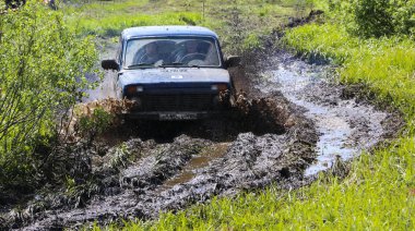 Obschyars, Rusya - 3 Haziran 2018: Jeep Sprint ve SUV'lar sergi ve modifiye araçlar, çocuk günü için özel