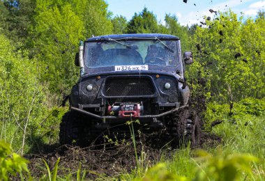 Obschyars, Rusya - 3 Haziran 2018: Jeep Sprint ve SUV'lar sergi ve modifiye araçlar, çocuk günü için özel