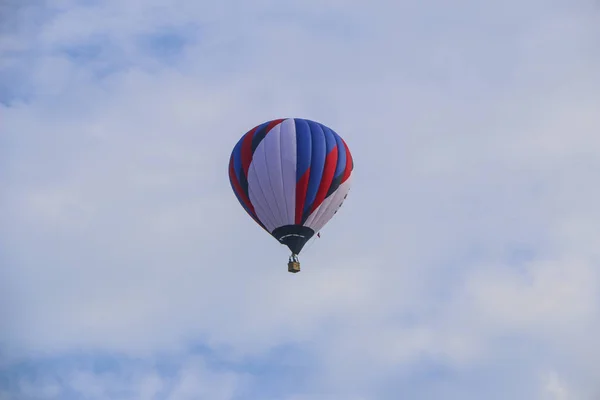 Balão Quente Colorido Contra Céu Azul Balão Quente Está Voando — Fotografia de Stock