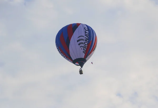 Bunte Heißluftballons Vor Blauem Himmel Heißluftballon Fliegt Weißen Wolken Schönes — Stockfoto