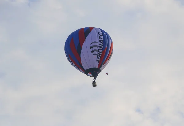 Kleurrijke Hete Luchtballon Tegen Blauwe Hemel Luchtballon Vliegt Witte Wolken — Stockfoto