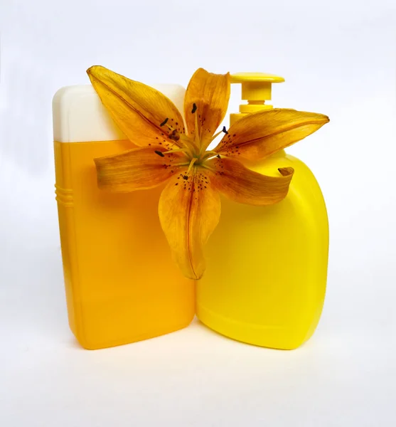 Kosmetik Set Zur Hautpflege Auf Weißem Hintergrund Mit Blütenlilien Komposition — Stockfoto