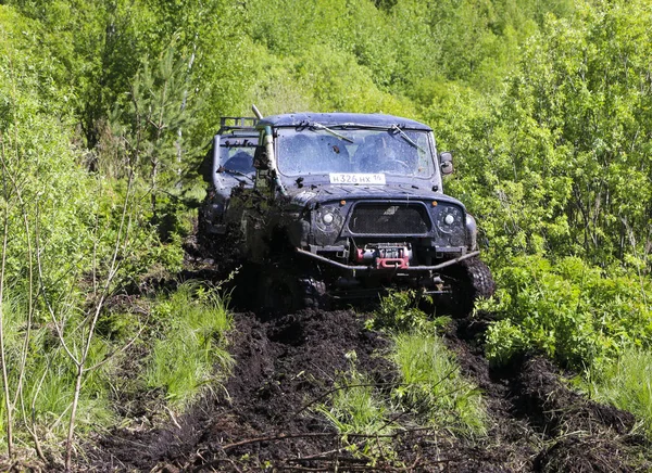 Obschyars, Rusya - 3 Haziran 2018: Jeep Sprint ve SUV'lar sergi ve modifiye araçlar, çocuk günü için özel