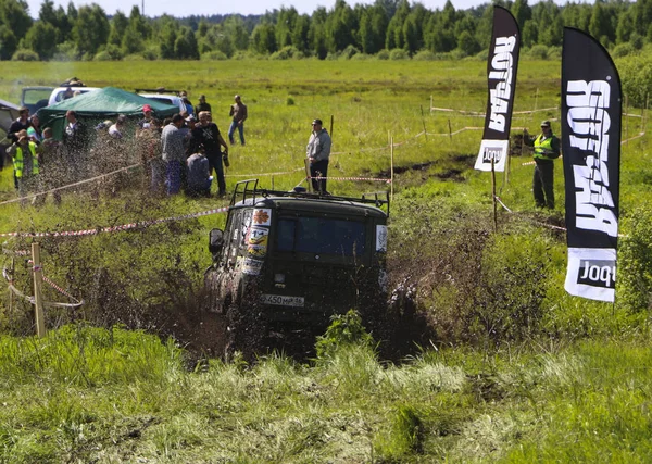 OBSCHYARS, RUSSIA - 3 GIUGNO 2018: Jeep Sprint ed Esposizione di SUV e Veicoli Modificati, dedicata alla Giornata dei Bambini — Foto Stock