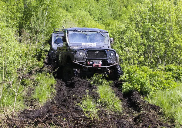 OBSCHYARS, RÚSSIA - JUNHO 3, 2018: Jeep Sprint e Exposição de SUVs e Veículos Modificados, dedicados ao Dia da Criança — Fotografia de Stock