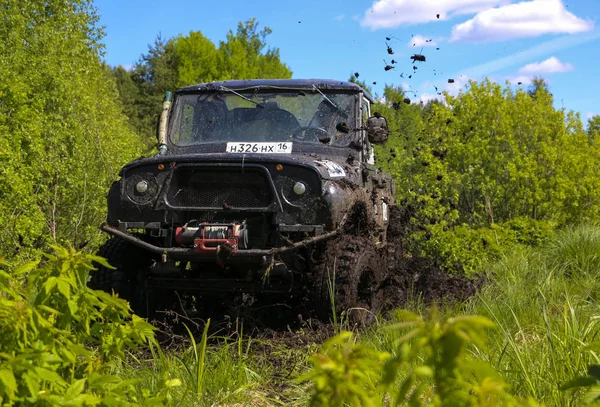 Obschyars, Rusko - 3. června 2018: Jeep Sprint a výstava SUV a upraven vozidla, věnované dětský den — Stock fotografie