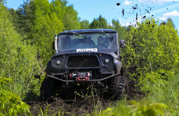 Obschyars, Rusko - 3. června 2018: Jeep Sprint a výstava SUV a upraven vozidla, věnované dětský den — Stock fotografie