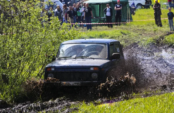 OBSCHYARS, RUSSIA - 3 GIUGNO 2018: Jeep Sprint ed Esposizione di SUV e Veicoli Modificati, dedicata alla Giornata dei Bambini — Foto Stock