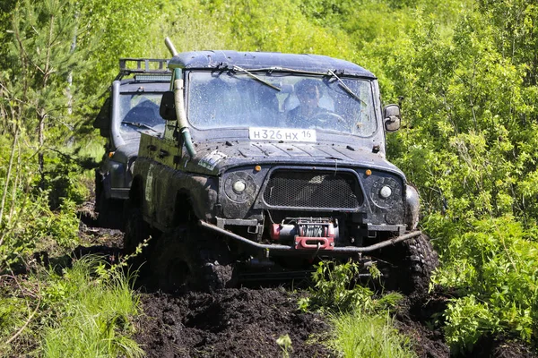 Obschyars, Rusko - 3. června 2018: Jeep Sprint a výstava SUV a upraven vozidla, věnované dětský den — Stock fotografie