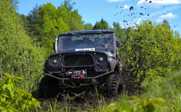 Obschyars, russland - 3. Juni 2018: Jeepsprint und Ausstellung von Geländewagen und modifizierten Fahrzeugen, gewidmet dem Kindertag — Stockfoto