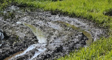 kirli ülke yol ıslak toprak, imkansızı. çamur ve su birikintileri t