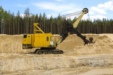 Ekskavatör açık kum kum ocağı büyük portakal kazıcı, benim yeni vardiya için bekliyor.