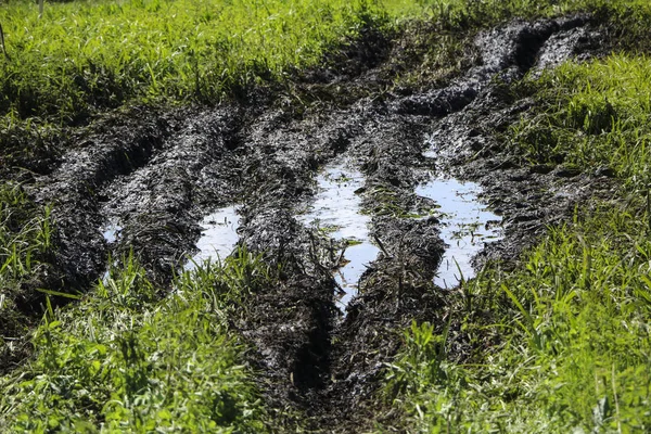 Špinavé silnice mokré nečistoty, nepřekonatelné. bláto a kaluže na t — Stock fotografie