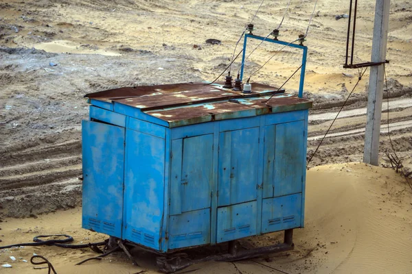 Velho Transformador Enferrujado Azul Fornece Eletricidade Através Travessia Fios Suportes — Fotografia de Stock