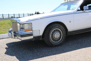 Yoshkar-Ola, Rusya, 17 Haziran 2018: Oto ve Motosiklet Fuarı - Festivali - Yo Zirvesi 2018 - Cadillac