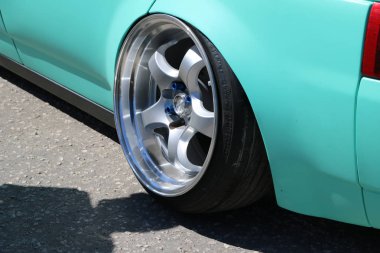 Yoshkar-Ola, Rusya, 17 Haziran 2018: Oto ve Motosiklet Fuarı - Festivali - Yo Zirvesi 2018 - Autoshow - en düşük yerden yükseklik için rekabet