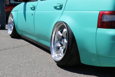 Yoshkar-Ola, Rusya, 17 Haziran 2018: Oto ve Motosiklet Fuarı - Festivali - Yo Zirvesi 2018 - Autoshow - en düşük yerden yükseklik için rekabet