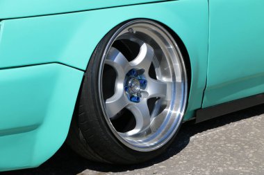 Yoshkar-Ola, Rusya, 17 Haziran 2018: Oto ve Motosiklet Fuarı - Festivali - Yo Zirvesi 2018 - Autoshow - en düşük yerden yükseklik için rekabet